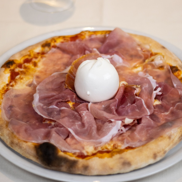 Pizza cotta nel forno a legna da Il Ciclone